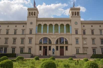<h3>Hamburger Bahnhof - Museum of Contemporary Art</h3>
<p>The Hamburger Bahnhof introduces students to contemporary art movements in a beautifully converted railway station. </p>